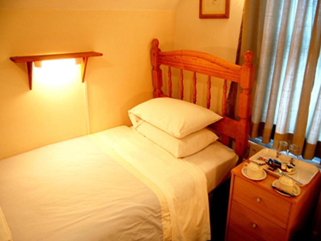 Broadway Lodge Bed And Breakfast Surbiton Room photo